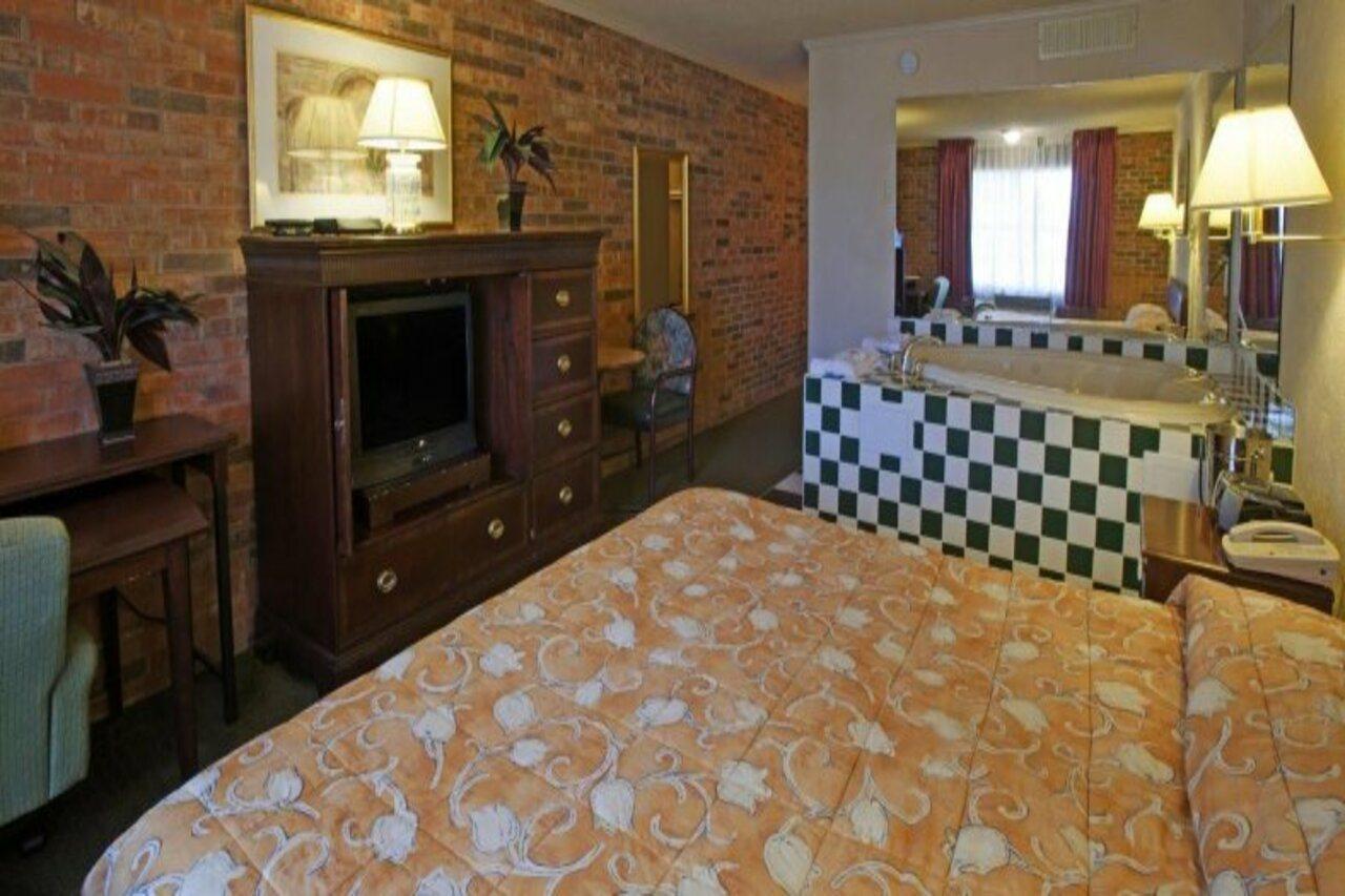 Americas Best Value Inn And Suites North Фармърс Бранч Екстериор снимка
