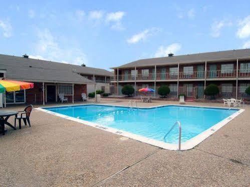 Americas Best Value Inn And Suites North Фармърс Бранч Екстериор снимка