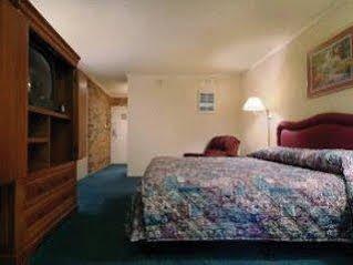 Americas Best Value Inn And Suites North Фармърс Бранч Екстериор снимка